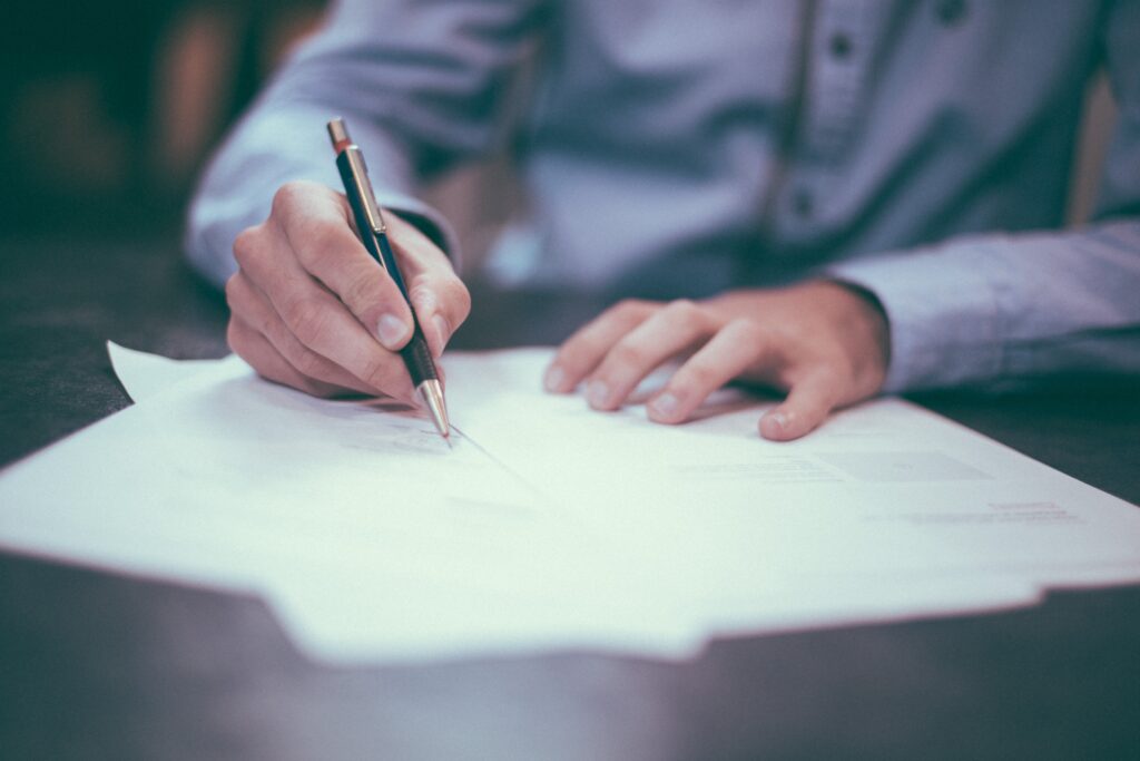individu signant un document