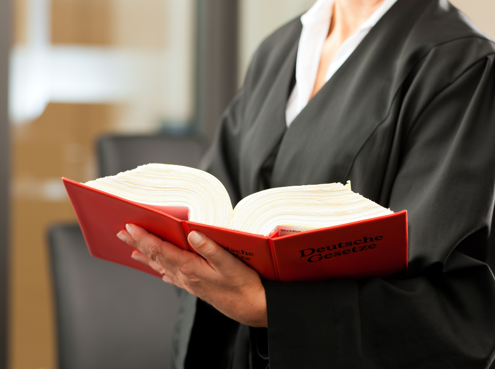 avocat lisant le code civil