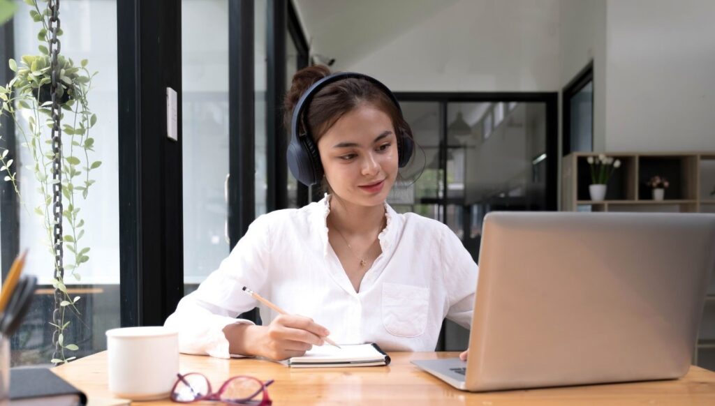 personne travaillant sur un ordinateur portable