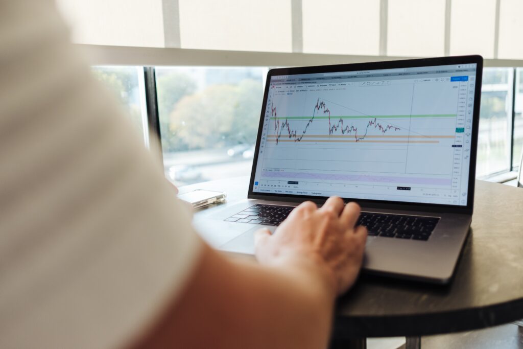 courbes financières sur ordinateur portable