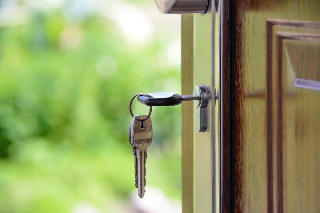 clés dans la serrure d'une porte