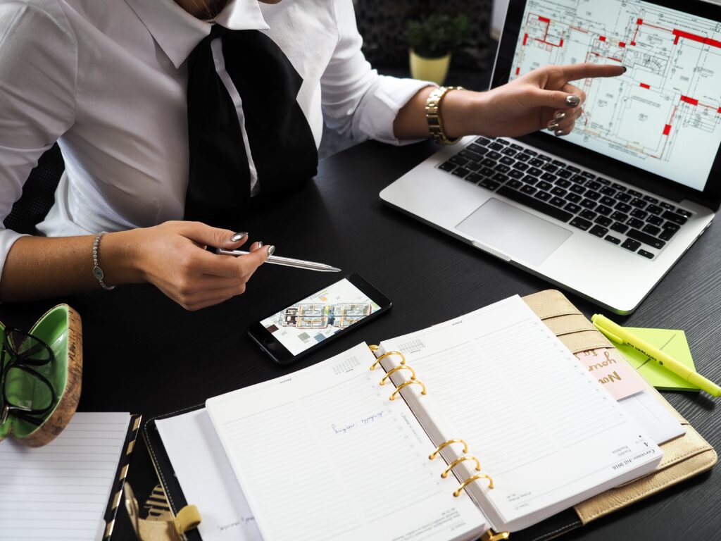 individu travaillant sur des plans immobiliers