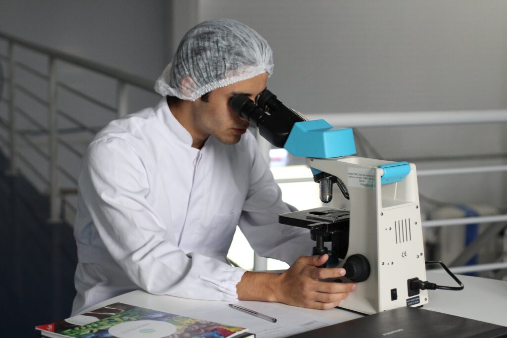 scientifique travaillant avec un microscope