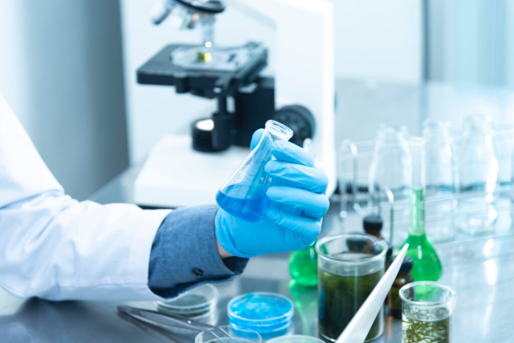 scientifique en laboratoire - solutions dans des fioles