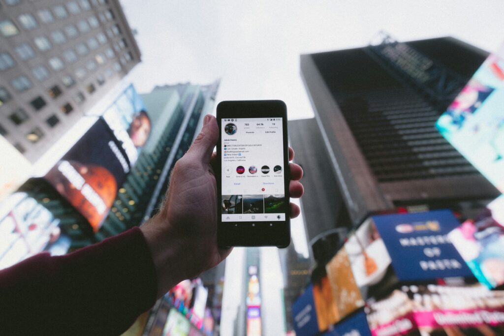 Smartphone connecté à Instagram