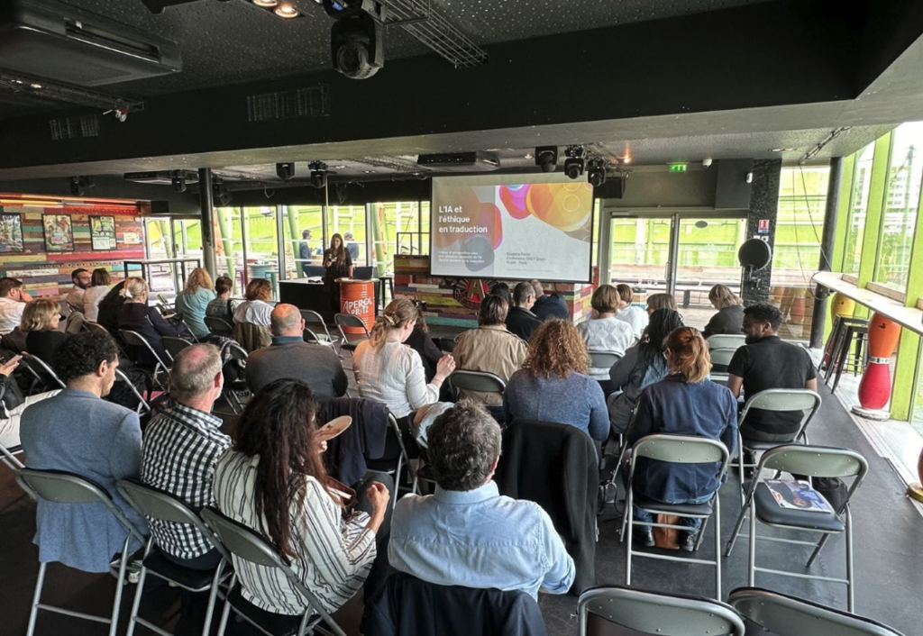 public de dos, devant la sc&egrave;ne de la conf&eacute;rence