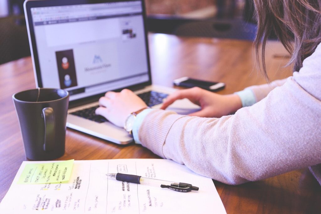 &eacute;tudiant devant un e-learning
