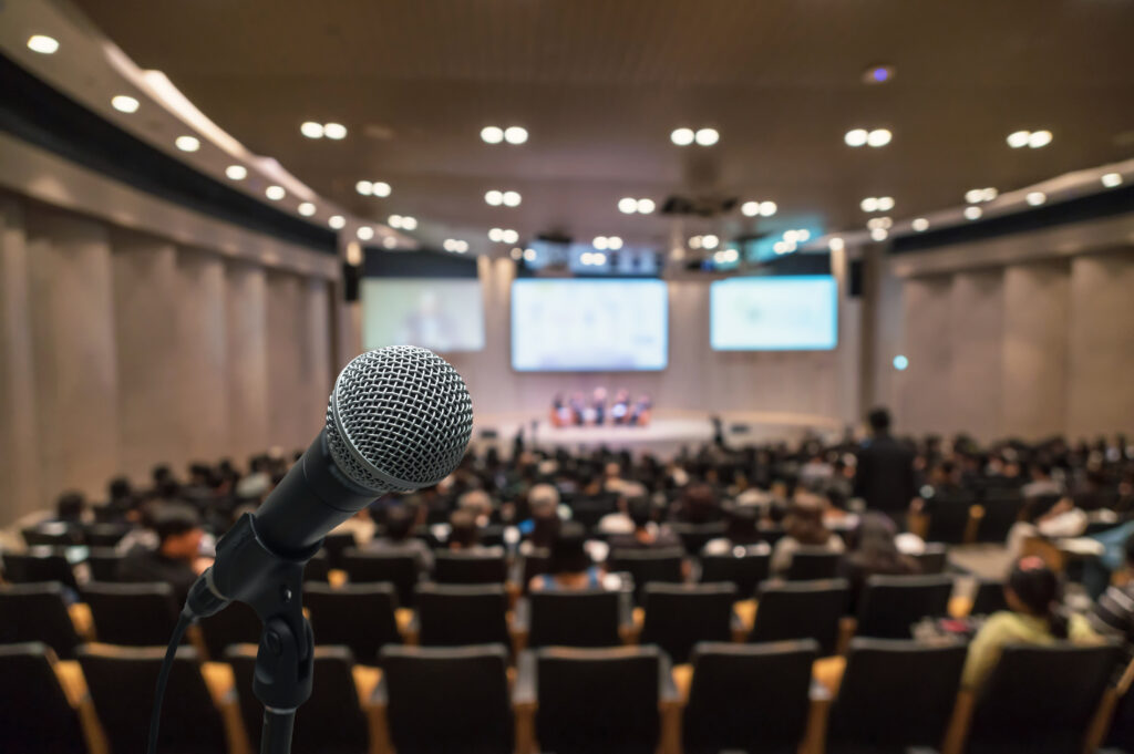 micro dans salle de conférence