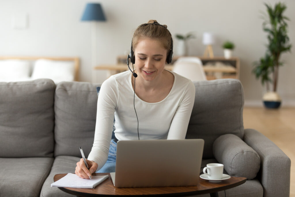 interprète à distance, devant son ordinateur