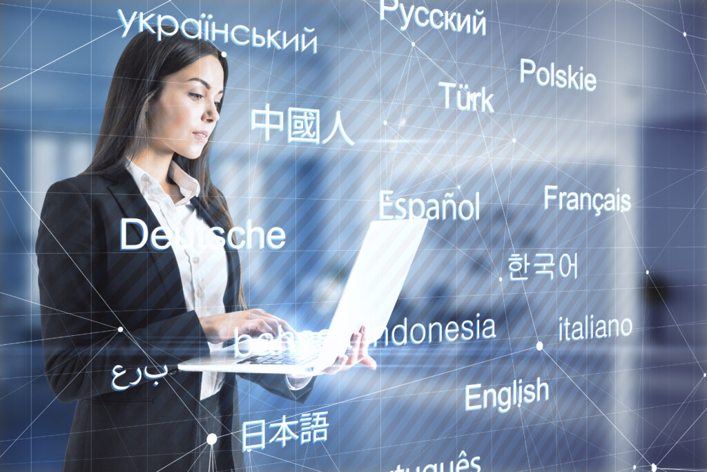 Femme avec un ordinateur en fond  plusieurs langues &eacute;crites au premier plan