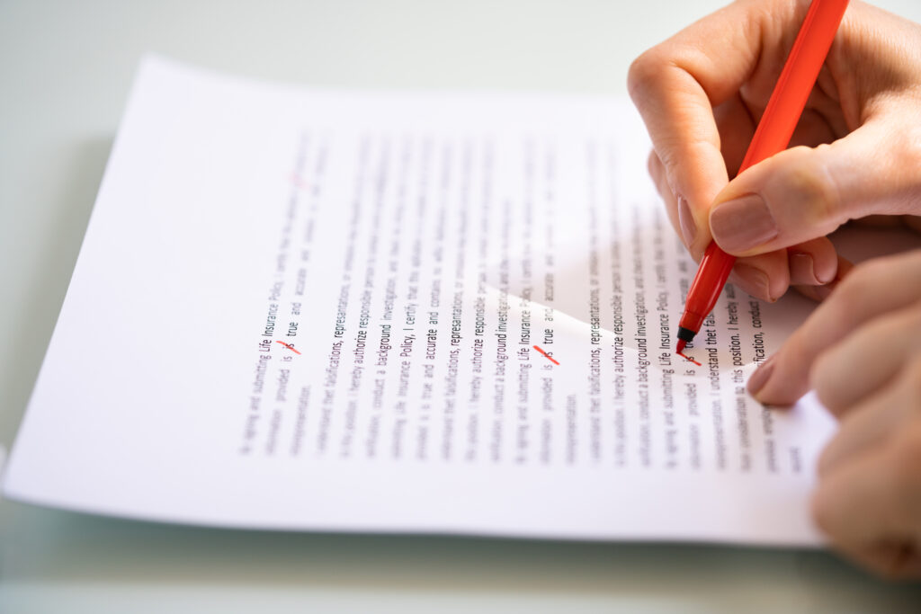 Personne corrigeant un document