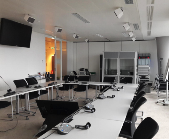 salle avec cabines d'interprétation