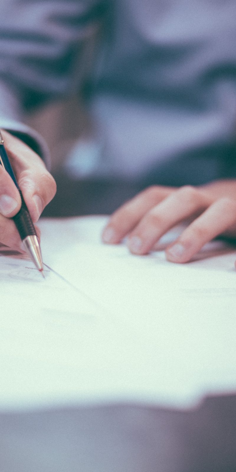 Traducteur asserment&eacute; apposant sa signature